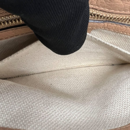GUCCI Beige Pebbled Calfskin Leather Medium Soho Flap Crossbody bag