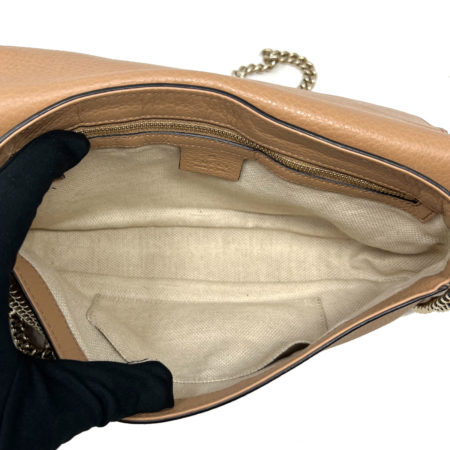 GUCCI Beige Pebbled Calfskin Leather Medium Soho Flap Crossbody bag